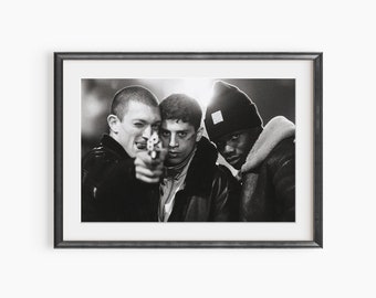 Affiche La Haine, Vinz Said Hubert, Affiche de film en noir et blanc, Film La Haine, Film de gangsters français, Scène de film emblématique, Impression de qualité musée