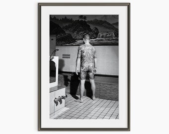 Yakuza Gangster im japanischen Badehaus, nackter tätowierter Mann, Theo Cottle, Fotografie, schwarz weiß Foto, Museumsqualität Fotokunstdruck