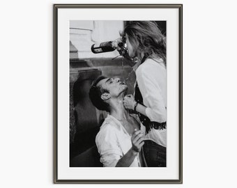 Impression couple sensuel, une femme verse du vin dans la bouche de l'homme, photos en noir et blanc, tirages photographiques, impression d'art photo de qualité musée