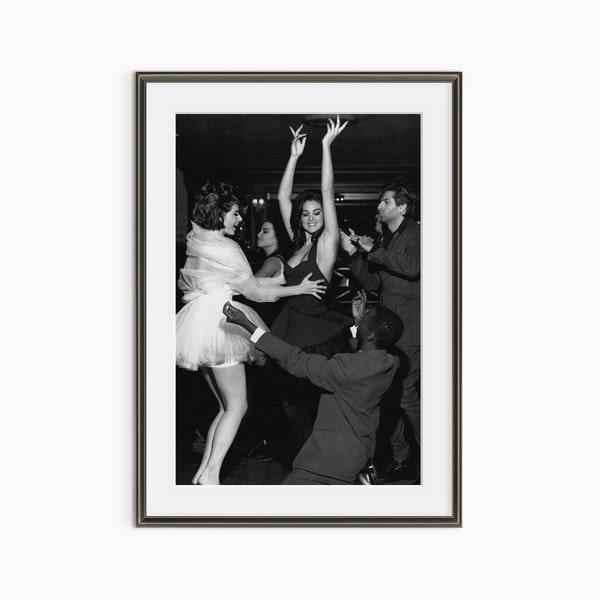 Isabella Rossellini und Monica Bellucci, Dolce und Gabbana, Vintage Mode Fotografie, schwarz weiß Poster, Fotokunst Druck in Museumsqualität