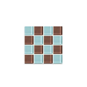 Könnte beinhalten: Eine weiße Keramik-Tasse mit schwarzem Henkel und dem Text "But First, Coffee" in fetter, schwarzer Schrift. Die Tasse steht vor einem verschwommenen Hintergrund, der eine gemütliche Umgebung suggeriert.