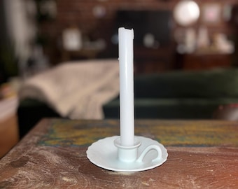Portacandele vintage in ceramica bianca, stile gotico.