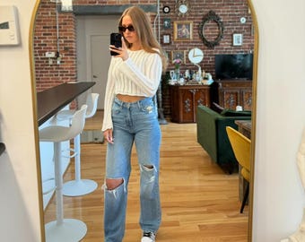 Top de punto blanco de ganchillo estilo vintage con mangas acampanadas festoneadas, ideal para la playa o como pareo de bikini.