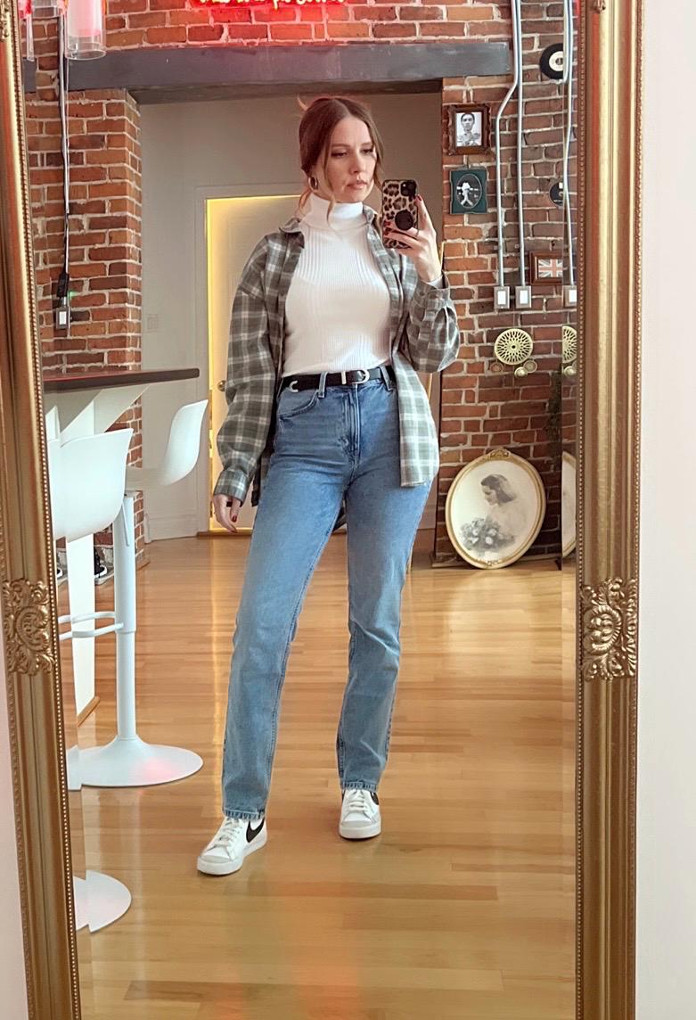90s Jeans medium wash high waisted straight leg denim Size US 4