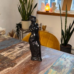 Statue noire de style Vénus de Milo Figurine minimaliste et élégante Figurine sculpture classique pour décoration d'intérieur