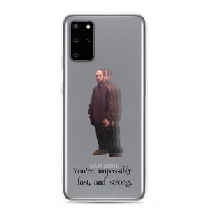 Puede incluir: Una funda de teléfono Samsung gris con una imagen de un hombre y el texto "You're impossibly fast, and strong."