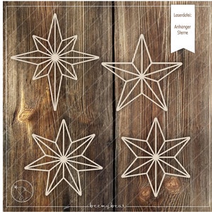 Puede incluir: Cuatro adornos de estrellas de madera cortados con láser con un diseño geométrico. Las estrellas están dispuestas en una cuadrícula sobre un fondo de madera. El texto "LaserdDatei: Anhänger Sterne" está en la esquina superior derecha de la imagen.