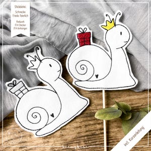 Peut inclure: Deux ornements de snail en feutre blanc avec des contours noirs et une boîte cadeau rouge sur le dos. Chaque escargot a une couronne jaune sur la tête. Les escargots sont sur des bâtonnets en bois et sont entourés de feuilles vertes.