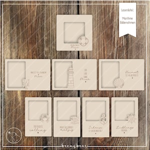Op de afbeelding: Een verzameling beige houten fotolijsten met nautische thema-uitsparingen en tekst. Ontwerpen omvatten een reddingsboei, kreeft, vuurtoren, zeeschelp, krab, vis, anker en scheepsstuur. De tekst bevat zinnen als "The beach is calling."