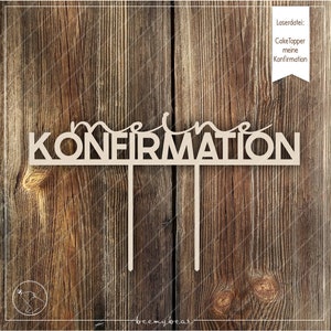 Könnte beinhalten: Holz-Kuchentopper mit dem Text "meine KONFIRMATION" in einer kursivschriftlichen Schriftart. Der Topper ist für eine Konfirmationsfeier gedacht.