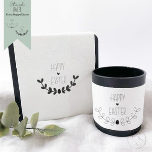 Könnte beinhalten: Zwei schwarz-weiße Canvas-Artikel mit dem Text "Happy Easter" und einem kleinen Herz. Die Artikel sind eine kleine rechteckige Tasche und ein zylindrischer Behälter.