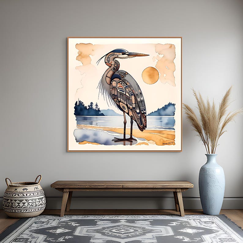K&ouml;nnte beinhalten: Ein gerahmter Aquarelldruck eines Reihers, der an einem Strand steht. Der Reiher ist mit komplizierten Mustern in Grau-, Braun- und Blaut&ouml;nen dargestellt. Der Hintergrund zeigt einen Sonnenuntergang, Wasser und B&auml;ume. Das Kunstwerk befindet sich in einem Holzrahmen.