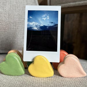 Cuore / Portafoto in ceramica fatto a mano / Foto Polaroid Instax / modellato a mano in argilla / regalo / porta biglietti / amore / San Valentino