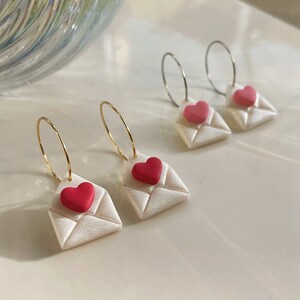 Pendientes colgantes de sobre de carta con corazón ~ Pendientes de arcilla polimérica hechos a mano ~ Pendientes de color blanco perla, rosa y rojo ~ 1 par