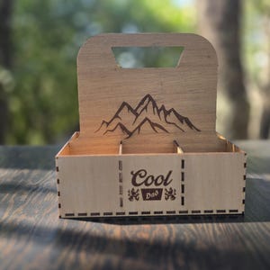 Archivo SVG de portavasos de cerveza cortado con láser / Descarga digital de portavasos de madera / Regalo genial para papá en madera contrachapada de 3 mm / Plano de portavasos DIY