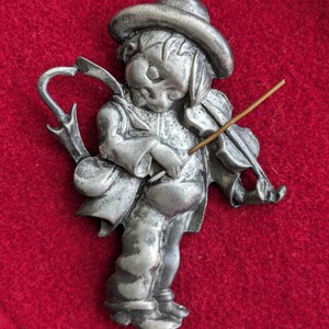 Pewter  Violinist boy brooch/pin