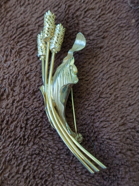 Gold tone vintage wheat brooch pin. - image 2