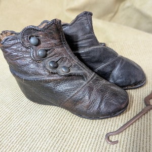 Zapatos de bebé vintage de cuero negro con gancho para botón o zapatos bronceados: decoración victoriana para guardería