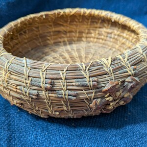 Cesta vintage tejida a mano con agujas de pino, 8 x 7 x 2,5 pulgadas. imagen 2