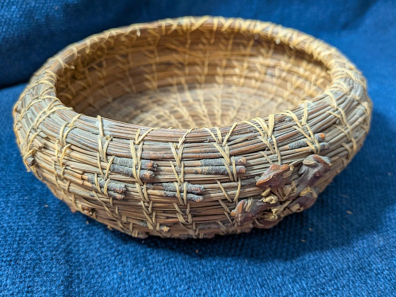 Cesta vintage tejida a mano con agujas de pino, 8 x 7 x 2,5 pulgadas. imagen 2