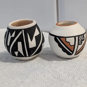 Cerámica Pueblo Vintage: Miniaturas Negras, Blancas y Rojas.