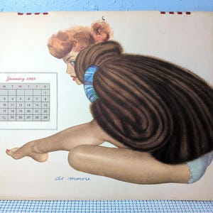 Op de afbeelding: Vintage kalenderprint van januari 1949 met een zittende vrouw met rossig haar en een grote bruine bontjas. De kalenderraster is zichtbaar, samen met de handtekening van de kunstenaar, Al Moore. Het kunstwerk heeft een retro pin-up stijl.