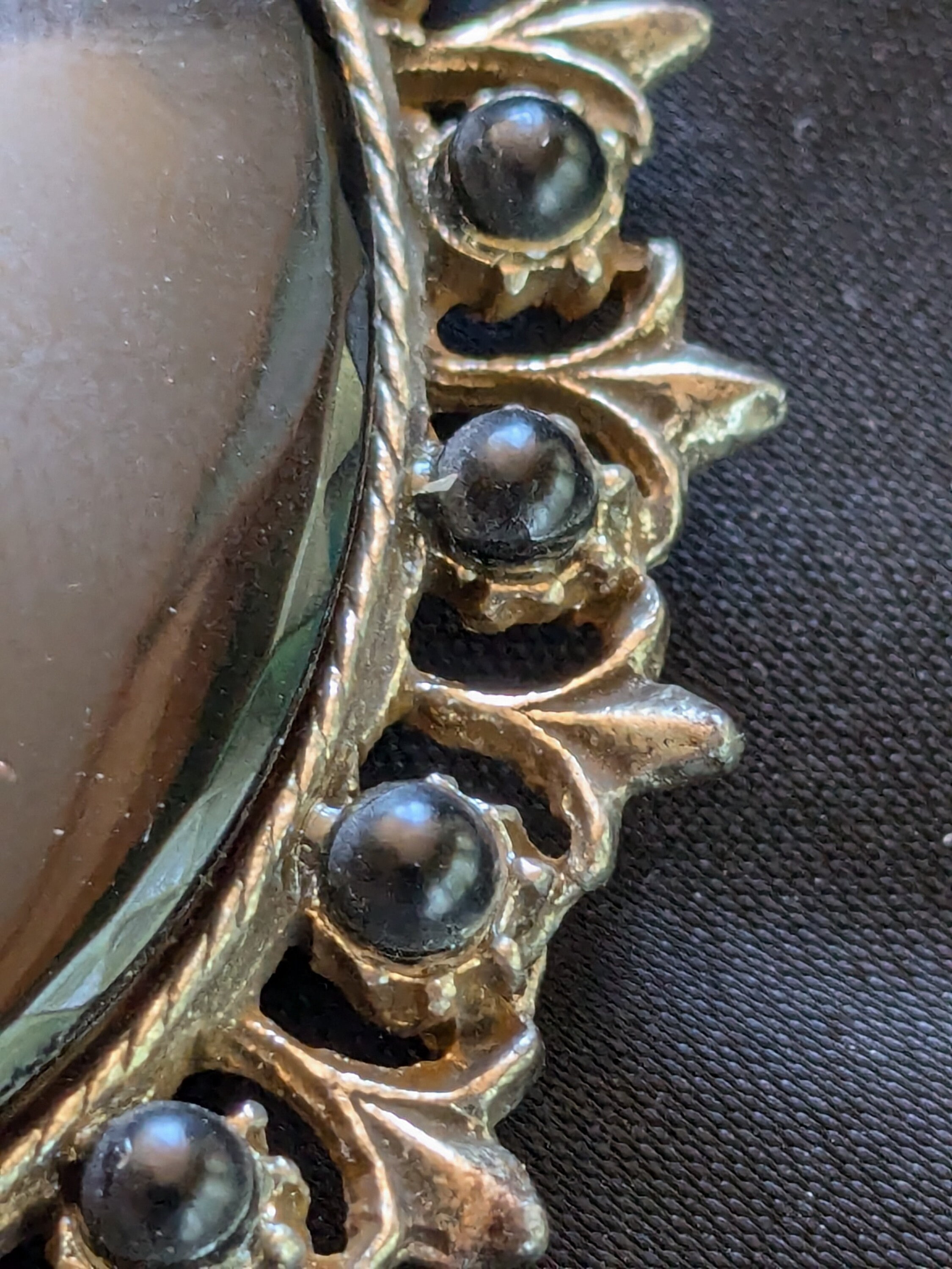 Ancienne broche en Or jaune 18K centré un Onyx à décor baquet de fleur en Or 18k Ancienne broche en Or jaune 18K centré un Onyx à décor baquet de fleur en Or 18k