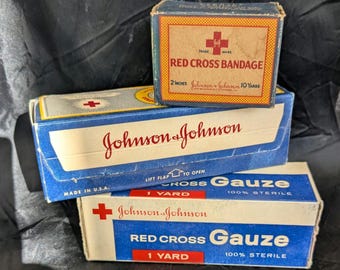 Bandaże Czerwonego Krzyża firmy Johnson & Johnson w oryginalnych opakowaniach z lat 50.