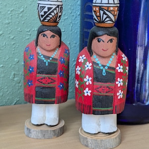 Statuetta in legno di Acoma: donna intagliata a mano con ceramica, firmata T. R. Bradley