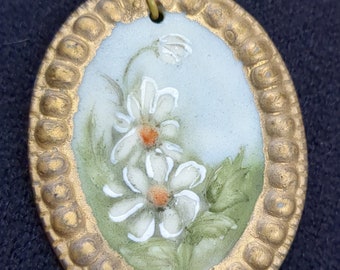 Pendentif Rétro Fleurs – Porcelaine Peinte, Doré, Vintage