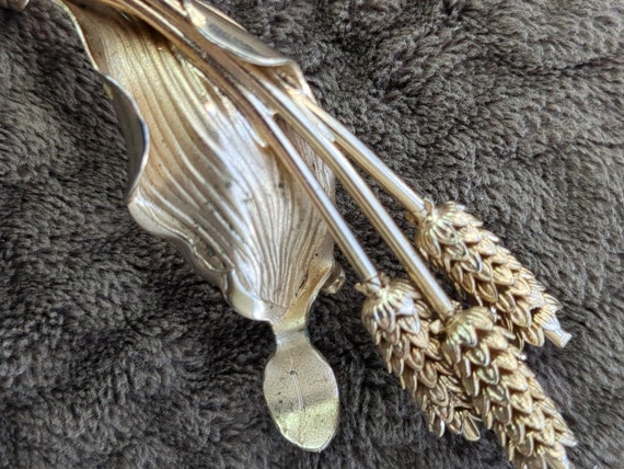 Gold tone vintage wheat brooch pin. - image 4