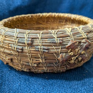 Cesta vintage tejida a mano con agujas de pino, 8 x 7 x 2,5 pulgadas. imagen 3