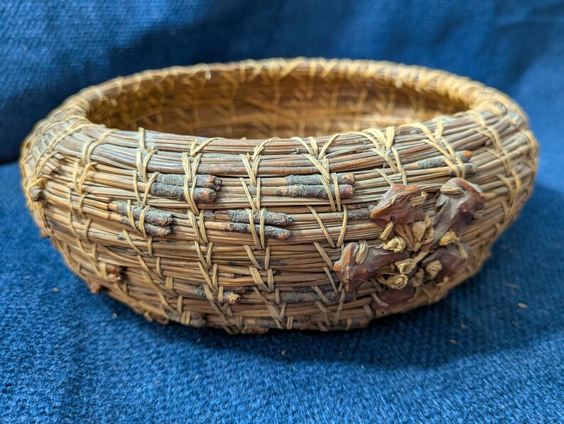 Cesta vintage tejida a mano con agujas de pino, 8 x 7 x 2,5 pulgadas. imagen 3