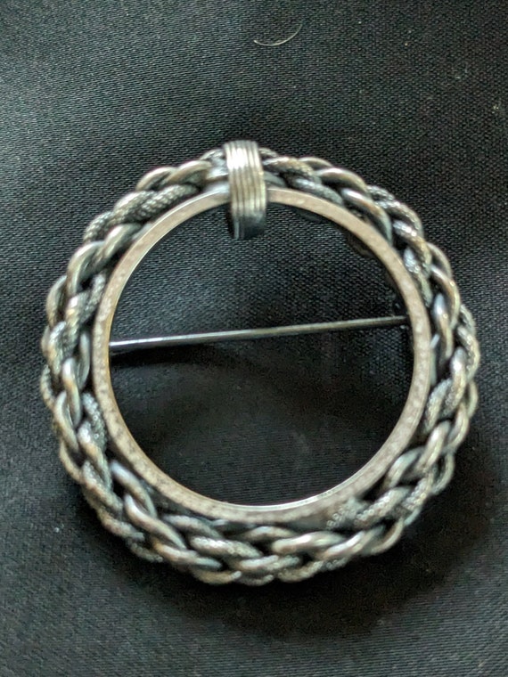 braided pot metal brooch pin