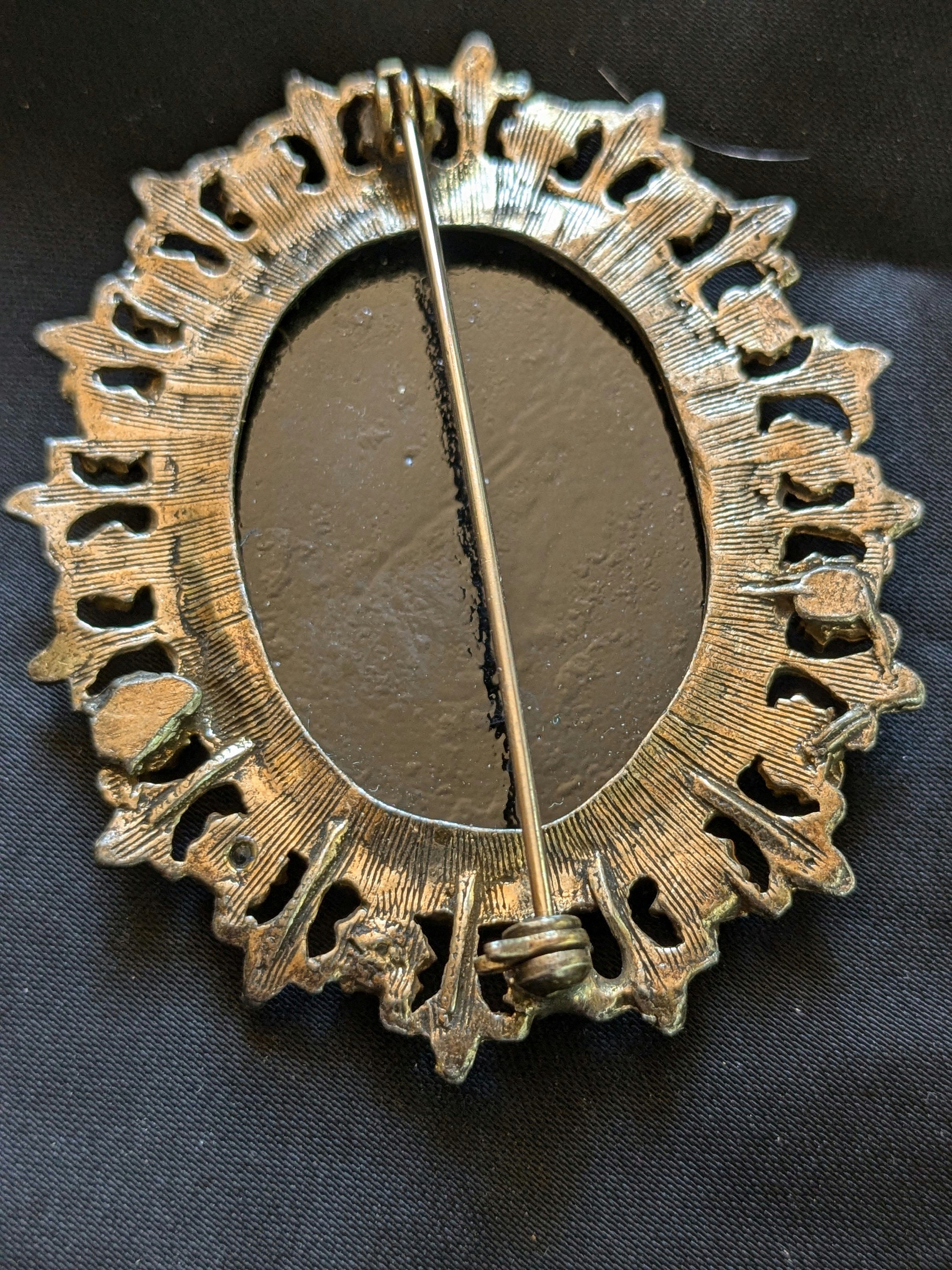 Broche Ancienne Onyx Noir Et Métal Doré – Vintage – À Sécuriser
