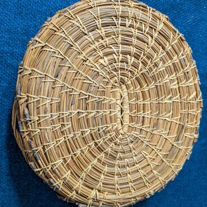 Cesta vintage tejida a mano con agujas de pino, 8 x 7 x 2,5 pulgadas. imagen 7