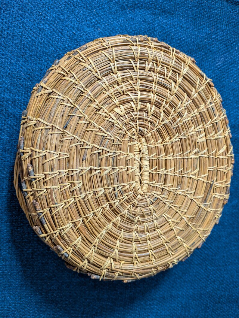 Cesta vintage tejida a mano con agujas de pino, 8 x 7 x 2,5 pulgadas. imagen 7