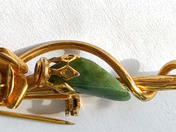 Vintage gold tone jade and faux pearl brooch pin - image 4