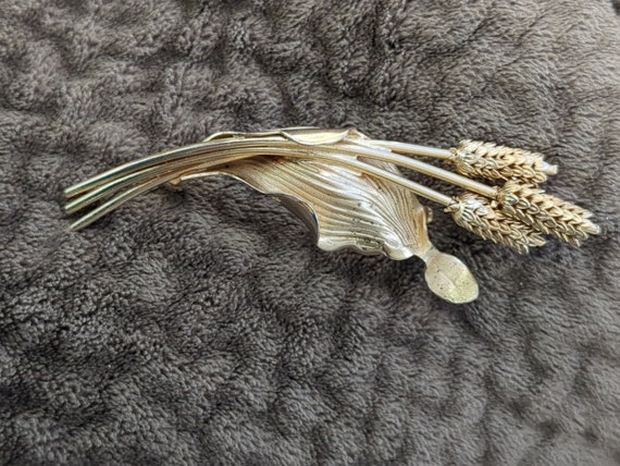 Gold tone vintage wheat brooch pin. - image 3