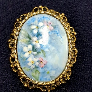 Broche Ancienne Bouquet De Fleurs Peint à La Main Sous Verre, Signée Carray - Occasion En Laiton, Pièce Vintage Unique Et Délicate.