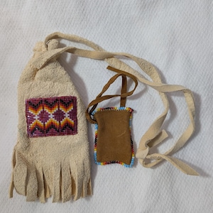 beaded tobacco pouch Antique Native American Plains Indian Leather - Antique Native American Plains Indian Beaded Leather Tobacco Pouch and completed with a tie string. C. 1870 Sioux Beaded Tobacco