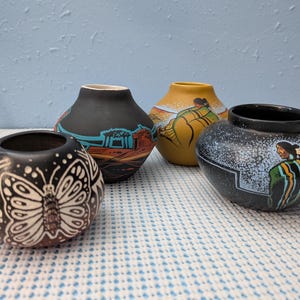 Pequeña maceta antigua pintada o grabada a mano por el artista nativo americano Harrison Juan