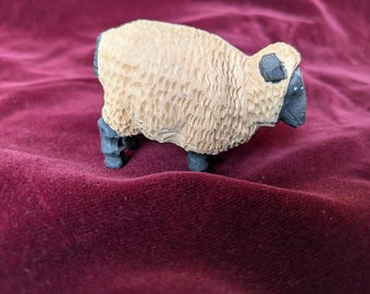 Talla de madera navajo de una oveja por Harrison Juan