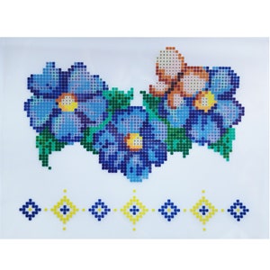 Puede incluir: Un primer plano de un diseño de bordado floral azul y verde con acentos amarillos. El diseño presenta un grupo de flores azules con centros amarillos y hojas verdes. Una fila de formas de diamante amarillas y azules se encuentra en la parte inferior del diseño.