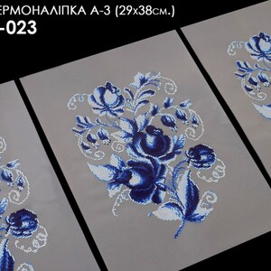 Op de afbeelding: Drie witte frames met blauwe bloemenmotieven op een grijze achtergrond. De frames zijn gelabeld "Термоналіпка А-3 (29x38см.) T-023".