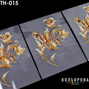 Puede incluir: Tres hojas de plástico transparente con un diseño floral dorado y blanco impreso en ellas. El diseño presenta tulipanes y hojas estilizados. El texto "TH-015" está impreso en la esquina superior izquierda de la imagen.