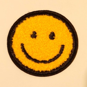 Gele pluizige patch met smiley: geborduurde opstrijkappliqué (5 x 5 cm) zachte blije emoji