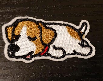 Parche de cachorro Beagle durmiendo: Insignia bordada de perro