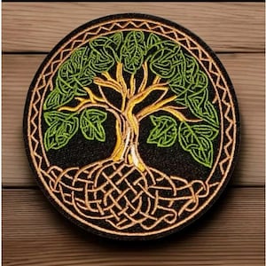 Könnte beinhalten: Ein runder, schwarzer gestickter Aufnäher mit einem goldenen und grünen Lebensbaum-Design. Der Baum hat einen dicken Stamm und komplizierte Wurzeln, umgeben von einem keltischen Knotenrand.