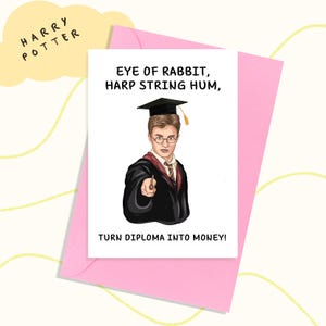 Op de afbeelding: Een witte kaart met een cartoonillustratie van Harry Potter die een afstudeerpet en een toga draagt. De tekst op de kaart luidt "Eye of rabbit, harp string hum, turn diploma into money!"